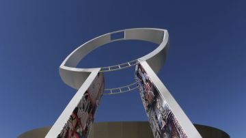 La escultura de una pelota de fútbol adorna el Superdome de Nueva orleans para el Super Bowl de la NFL entre los 49ers de  San Francisco y los Ravens de Baltimore.