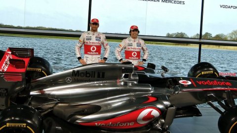 Jeson Button y Sergio Pérez dan a conocer el monoplaza MP4-28, de McLaren