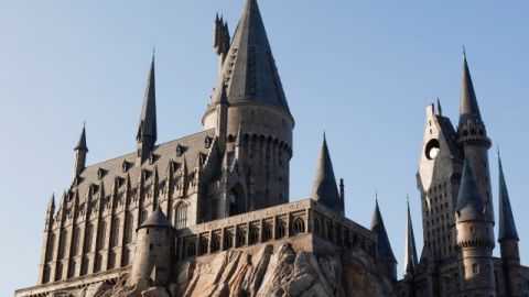 El castillo Hogsmeade  en The Wizarding World of Harry Potter que alberga la atracción 'Harry Potter and the Forbidden Journey'.
