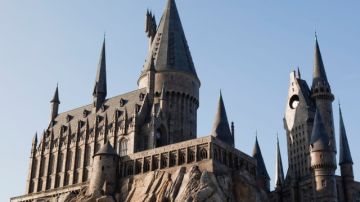 El castillo Hogsmeade  en The Wizarding World of Harry Potter que alberga la atracción 'Harry Potter and the Forbidden Journey'.