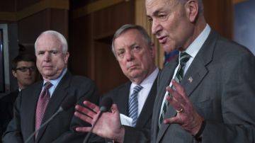 JL01. WASHINGTON (DC, EE.UU.), 28/01/2013.- El grupo de senadores de ambos partidos conformado por Chuck Schumer (d), Dick Durbin (c) y John McCain (i) participan en una rueda de prensa hoy, lunes 28 de enero de 2013, en el Capitolio en Washington (DC, EE.UU.). Líderes demócratas y republicanos del Senado de EE.UU han logrado pactar una serie de "principios" que servirán como "hoja de ruta" para una eventual reforma migratoria este año y que incluirá la legalización de la población indocumentada. EFE/Jim Lo Scalzo