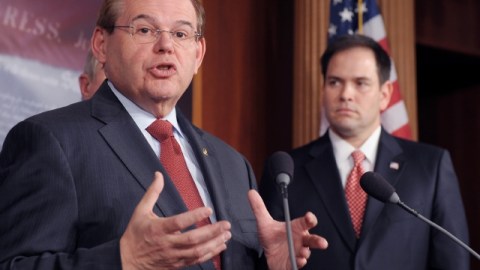 El senador Robert Menéndez dijo que es falso que haya estado con prostitutas en Dominicana.