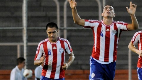 El paraguayo  Junior Alonso levanta los brazos para celebrar su gol y el pase de su selección al Mundial Sub -20 de Turquía.
