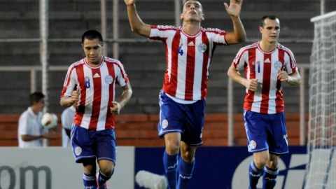 El paraguayo Junior Alonso levanta los brazos para celebrar su gol y el pase de su selección al Mundial Sub -20 de Turquía.