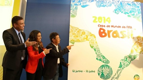 De izquierda a derecha, el exfutbolista Ronaldo, Marta Vieira,  Amarildo, Carlos Alberto  y Bebeto, presentan el cartel de  Brasil 2014.