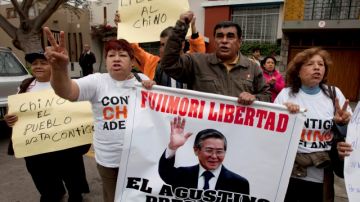 Simpatizantes del expresidente peruano Alberto Fujimori piden su libertad durante una protesta en Lima.