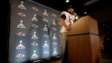 El  linebacker de los Ravens de Baltimore, Ray Lewis, habla a los medios durante el 'día de la prensa' previo al Super Bowl.