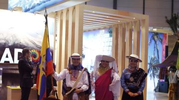 Varias personas visten trajes típicos de Ecuador en el stand de este país, durante  la 33 edición de la Feria Internacional de Turismo de Madrid.