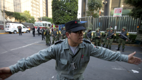 Elementos de la Semar y PF reforzaron la seguridad alrededor de la Torre de Pemex