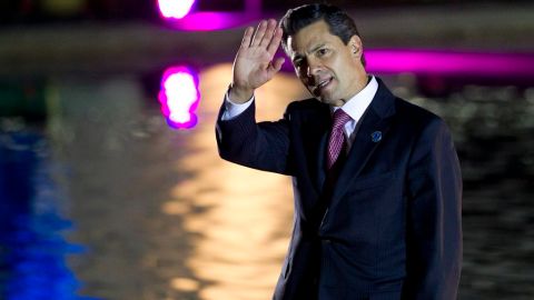 Llega Peña Nieto a inmediaciones de Torre de Pemex.