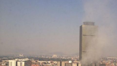 Reportes de lesionados y daños tras explosión en la Torre de Pemex en la Ciudad de México.