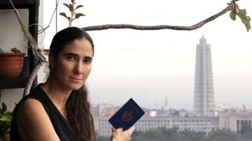 Con su nuevo pasaporte en la mano, Yoani Sánchez viajará en febrero a varios países.