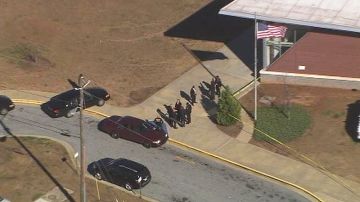 Reportan dos heridos en tiroteo en una escuela de Atlanta.
