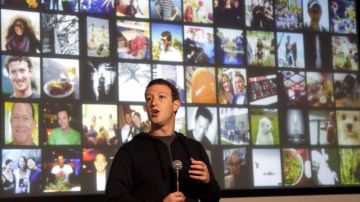 Entre octubre y diciembre del 2012, un 23 % de los ingresos totales de la empresa provinieron de la aplicación móvil. En la foto, Zuckerberg.