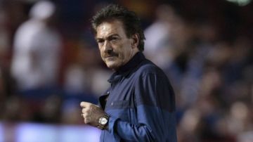 El técnico argentino Ricardo la Volpe tendrá que dejar el cigarro