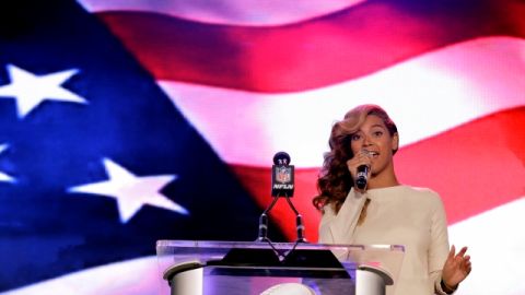Beyoncé durante la rueda de prensa donde se anunció que cantará en el espectáculo de medio tiempo.