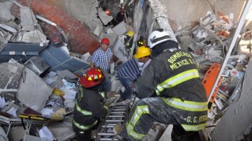 Paramédicos y bomberos del sector de Tacubaya, escarban entre los escombros en busca de sobrevivientes tras la explosión que se registró en el edificio de las oficinas administrativas de Petróleos Mexicanos en la Ciudad de México.