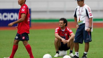 Jorge Luis Pinto (izq) observa movimientos de sus jugadores en la práctica de Costa Rica, que el miércoles enfrenta a Panamá.
