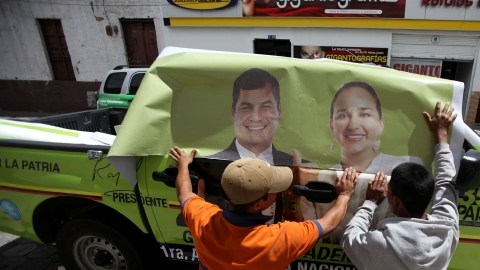 Miembros de Solución Publicitaria cubren una camioneta con publicidad de Gabriela Rivadeneira y Rafael Correa, candidatos de Alianza País, lista 35.
