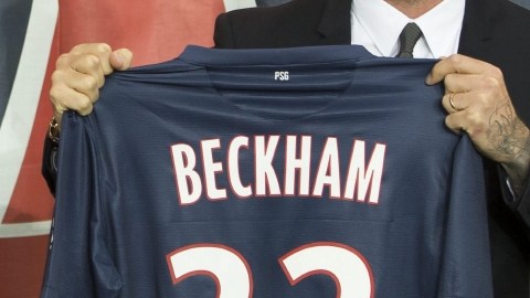 David Beckham posa con la camiseta del club París Saint-Germain.