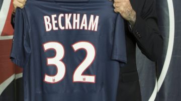 David Beckham posa con la camiseta del club París Saint-Germain.