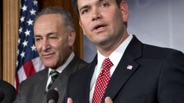 El senador Marco Rubio, republicano por Florida (d) y el senador Charles Schumer, demócrata por Nueva York (i), anuncian que un un grupo bipartidista de senadores tiene un acuerdo de principios para una reforma de las leyes migratorias, el 28 de enero de 2013.