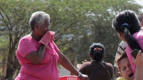 Muertos en operativo en cárcel venezolana debe investigarse, así lo dice la organización Human Rights Watch. En la  foto, deudos de los muertos a las afueras del penal.