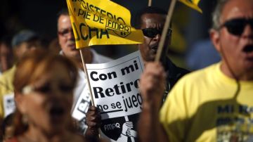 Empleados y jubilados del gobierno de Puerto Rico han realizado manifestaciones exigiendo que no se les quite el dinero que aportaron para su retiro.
