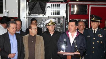 Miguel Ángel Osorio Chong (c), Secretario de Gobernación, anunció la noche del jueves que se realizará una investigación, con peritos nacionales e internacionales, para determinar las causas de la explosión.