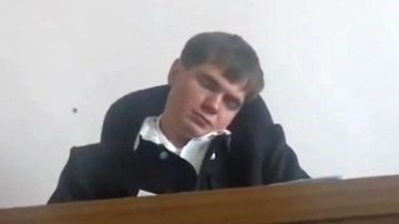 Tras tomar una siesta en pleno juicio, el juez Yevgueni Majnó condenó a un hombre a cinco años de cárcel por fraude.