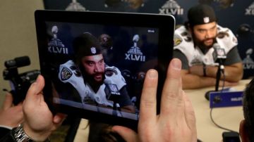 Un reportero utiliza un iPad  para grabar al jugador de los Ravens de Baltimore, Haloti Ngata.