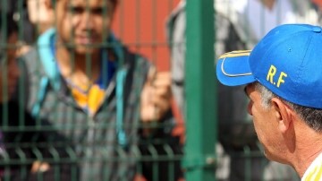 'Tuca' Ferretti se dirige hacia los fans revoltosos.