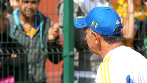 'Tuca' Ferretti se dirige hacia los fans revoltosos.