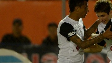 Brizuela (segundo izq.) es felicitado por Omar  y sus compañeros tras anotar el primer gol de Atlas.