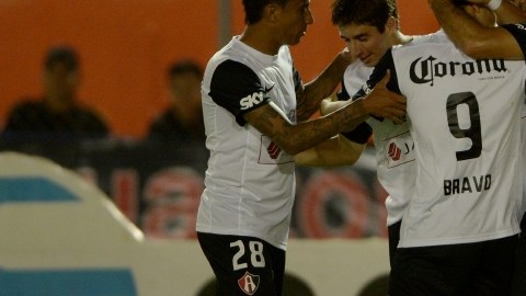 Brizuela (segundo izq.) es felicitado por Omar  y sus compañeros tras anotar el primer gol de Atlas.