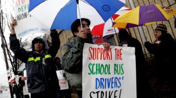 Un grupo de conductores de autobuses escolares realiza una protesta por un nuevo contrato. Ayer la Junta Nacional de Relaciones  rehusó finalizarla.