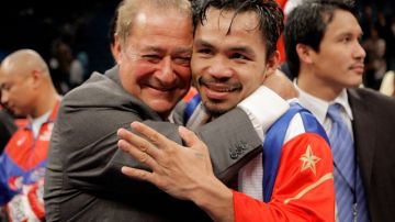 El promotor Bob Arum se abraza con el filipino Manny Pacquiao. Ya se habla de un quinto combate con Juan Manuel Márquez.