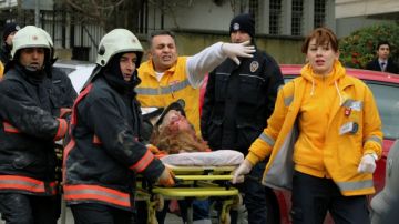Paramédicos ayudan a una de las víctimas del atentado en la embajada de Estados Unidos en Ankara que dejó como saldo dos muertos en el ataque.