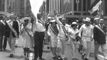 El alcalde Ed Koch hace su tradicional saludo a los neoyorquinos durante una de las ediciones del Desfile Puertorriqueño por la Quinta avenida.