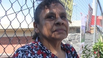 Separación de Familias. Margarita Martínez, en la ciudad de México, con la foto de su hijo de 11 años, quien vive en Estados Unidos.