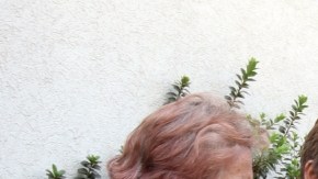 Varias personas lloran a las afueras del Servicio Médico Forense (SEMEFO) de Ciudad de México al enterarse de la pérdida de familiares en la explosión ocurrida en el edificio de PEMEX.