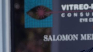 Agentes del FBI allanaron la clínica West Palm Beach del Dr. Salomon Melgen, un oftalmólogo y político del sur de Florida que se ha relacionado con numerosos políticos a través de sus contribuciones.