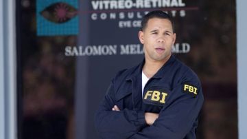 Agentes del FBI allanaron la clínica West Palm Beach del Dr. Salomon Melgen, un oftalmólogo y político del sur de Florida que se ha relacionado con numerosos políticos a través de sus contribuciones.