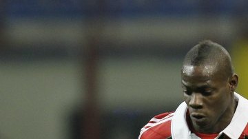 Mario Balotelli se estrenó con el Milán haciendo dos goles ante Udinese