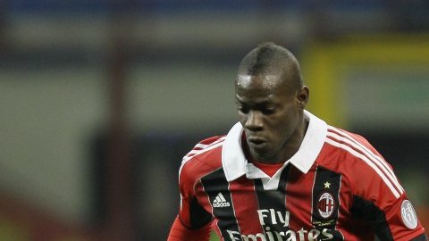 Mario Balotelli se estrenó con el Milán haciendo dos goles ante Udinese