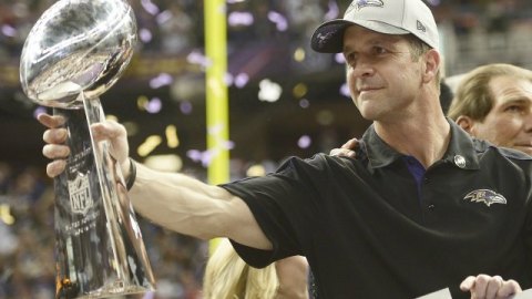 John Harbaugh, coach de Ravens, presume el trofeo Vince Lombardi