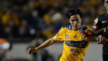 Lucas Lobos intenta controlar el balón ante la marca de un defensa de Xolos en el encuentro desarrollado en el Estadio Universitario.
