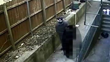 Imagen sacada del video que suministró la Policía, que muestra el momento cuando el sospechoso lleva a la víctima por el callejón.