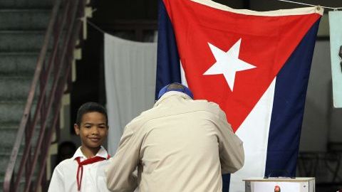 Un hombre vota en un colegio electoral de La Habana.