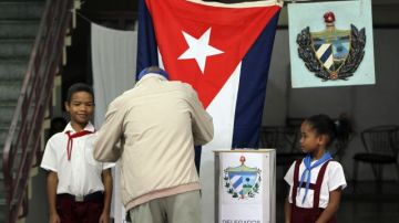 Un hombre vota en un colegio electoral de La Habana.